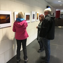 Wir on Tour - Fotoklub Midtfyns aus Ringe Dänemark zu Besuch 2016 - Angeregte Gespräche in unserer Ausstellung