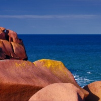 Blaues Meer und rote Felsen