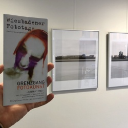 Der Flyer und zwei Bilder die den Rhein und verschwommene Schiffe zeigen die Fotografien wurden von Sung Ho Woo erstellt - Wir on Tour bei den Wiesbadener Fototagen - Bild von Robert Seidemann