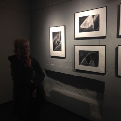Erika Baumann betrachtet das Lichtspiel in schwarz-weiß
