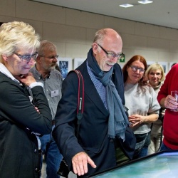 Ausstellungseröffnung im Deutschen Wetterdienst 2017 - Thema Perspektive - Der Touchscreen erfreut sich reger Benutzung