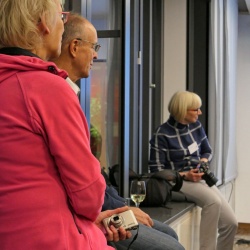Ausstellungseröffnung im Deutschen Wetterdienst 2018 - LINIEN - Unsere Mitglieder machen Platz für unsere Gäste und sitzen auf der Fensterbank