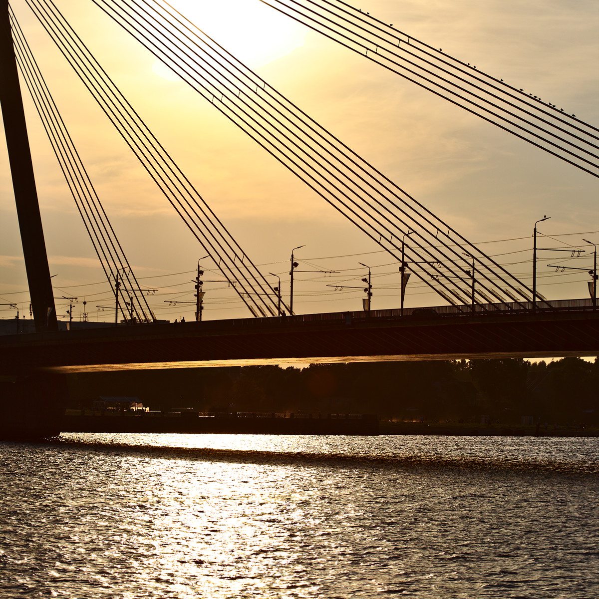 Brücke in Riga fotografiert im güldenen Abendlicht - Einladung zu Vernissage im Deutschen Wetterdienst in Offenbach