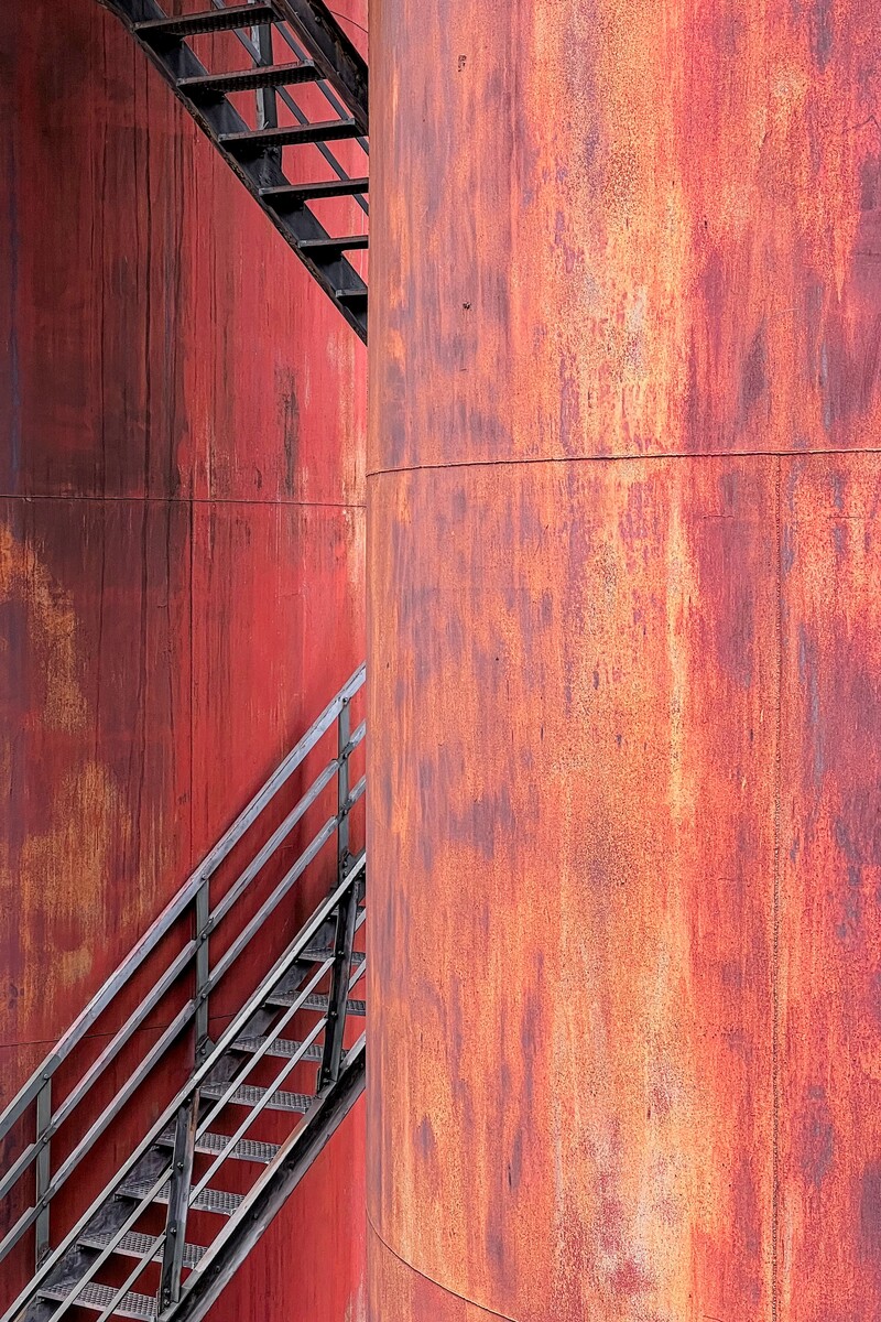 Orange rot Silos in der Stahlhütte im Weltkulturerbe Völklinger Hütte - Einladung zu Vernissage im Deutschen Wetterdienst in Offenbach