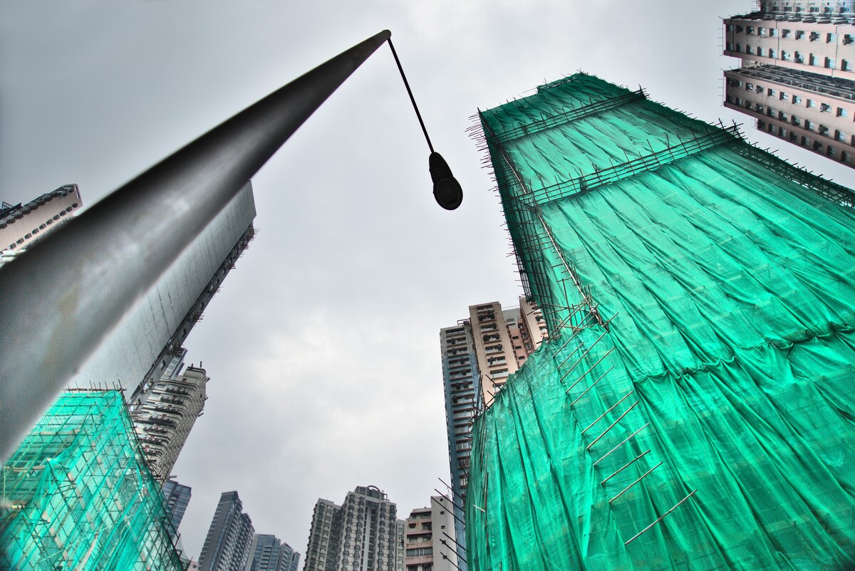 Verhülltes Hochhaus in Hong Kong mit Laterne - Einladung zu Vernissage im Deutschen Wetterdienst in Offenbach